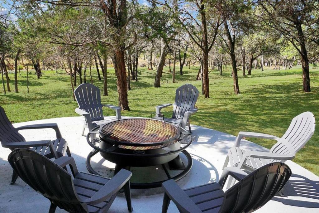 Fox Hollow - Tiny Home With Cypress Creek Access, Park Like Setting Wimberley Exterior foto
